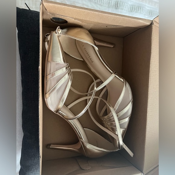 Brand new never worn gold pointed Le Château heels - Picture 2 of 7